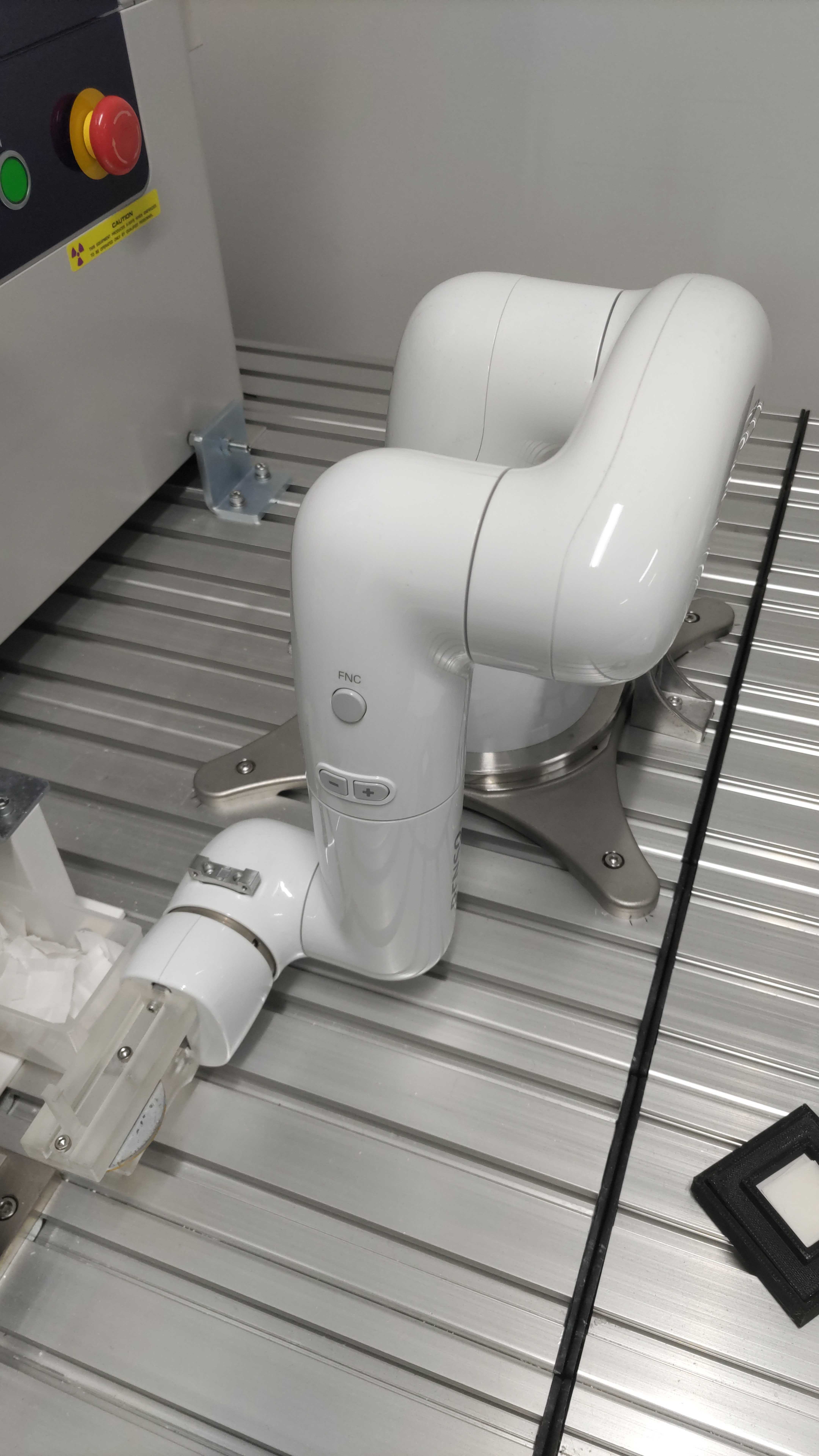 アルミフレーム上のロボット